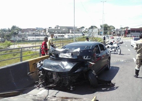 Bêbado, motorista atinge dois carros, tenta fugir e se dá mal