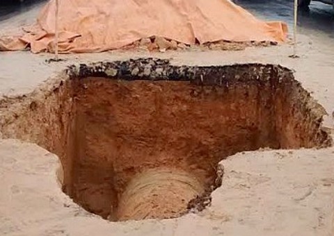 Reparo em tubulação trava o trânsito na Alameda Cosme Ferreira