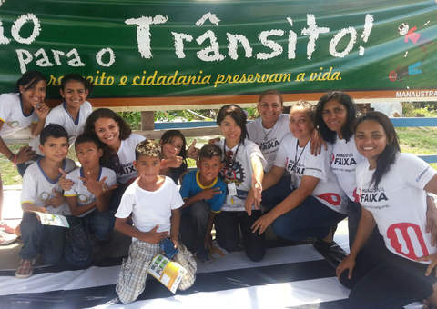 Educadores do Manaustrans orientam crianças de comunidade rural