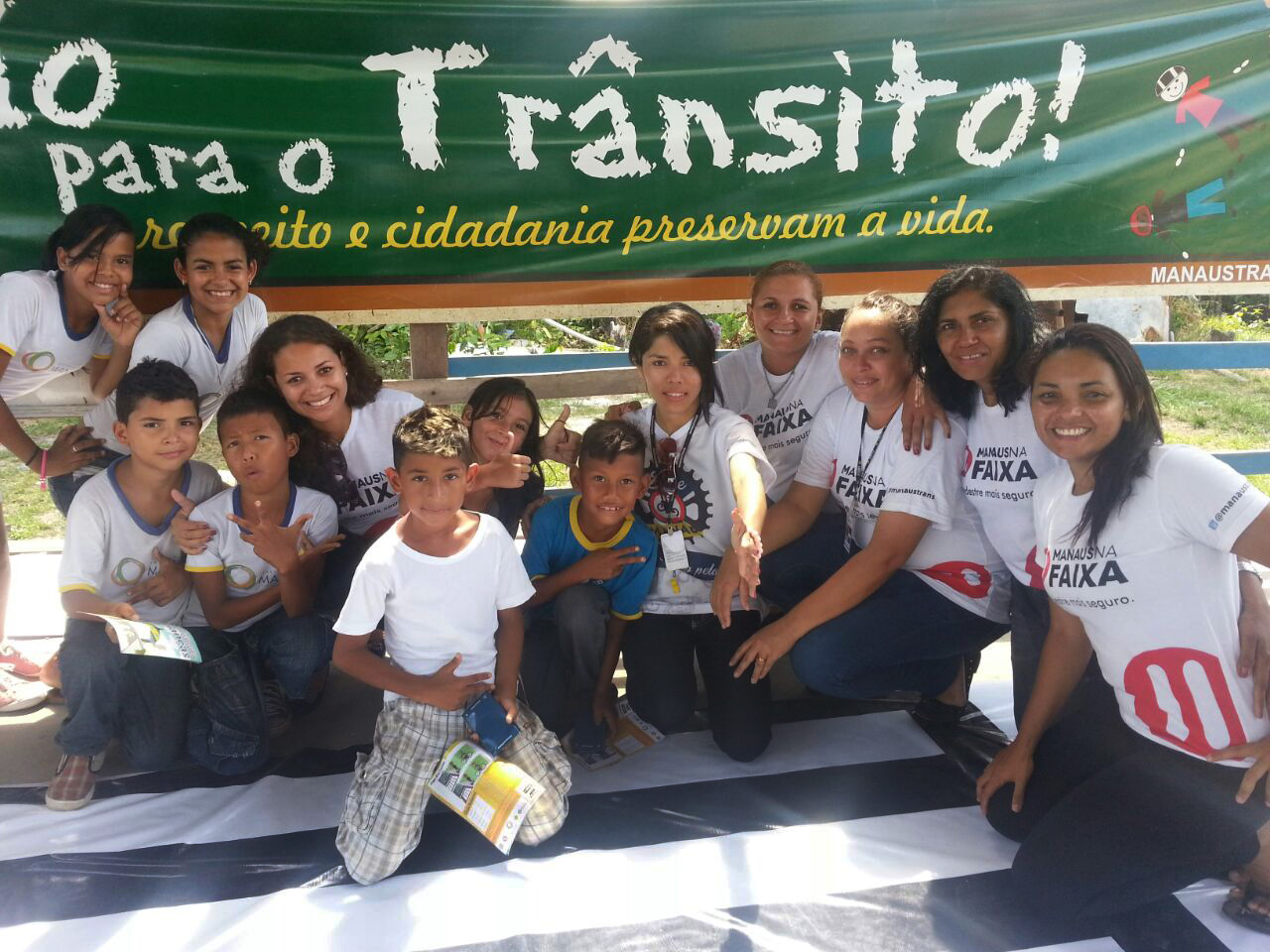 Educadores do Manaustrans orientam crianças de comunidade rural