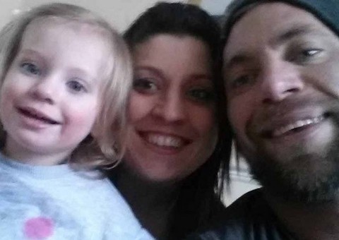 Casal tatua manchas para que filha com marcas de nascença se sinta melhor