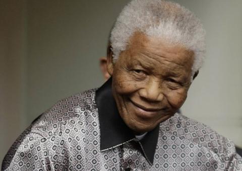 Nelson Mandela deixa hospital, mas continua em estado crítico
