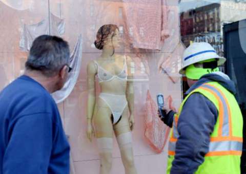 Manequins com pelos pubianos divertem e chocam NY