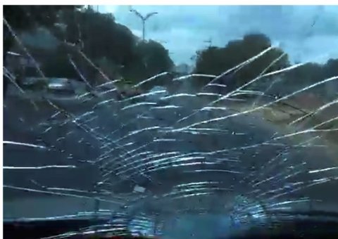 Manga "explode" em para-brisa de carro durante ventania