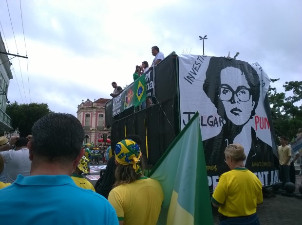 Sob chuva, manifestantes protestam contra a corrupção e Dilma Rousseff 
