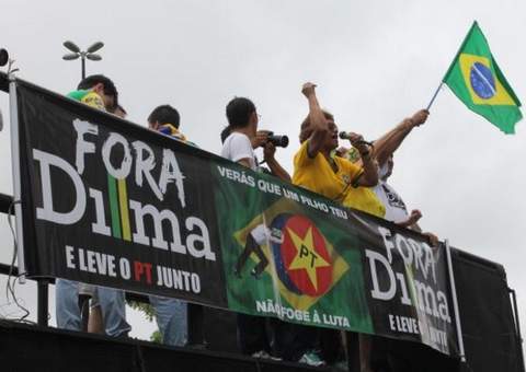 Sob chuva, manifestantes protestam contra a corrupção e Dilma Rousseff 