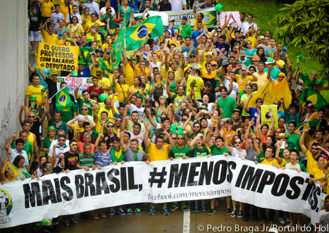 Manaus reúne 20 mil pessoas em manifestação contra Dilma e a corrupção