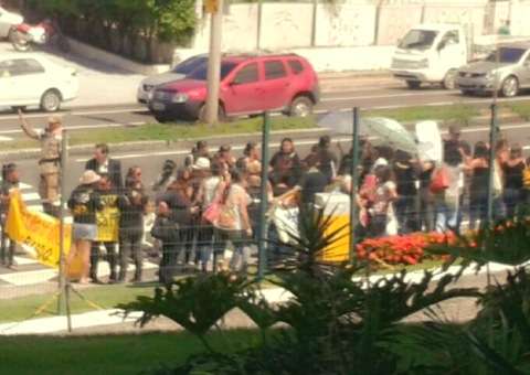 Manifestantes bloqueiam pista da avenida Mário Ypiranga