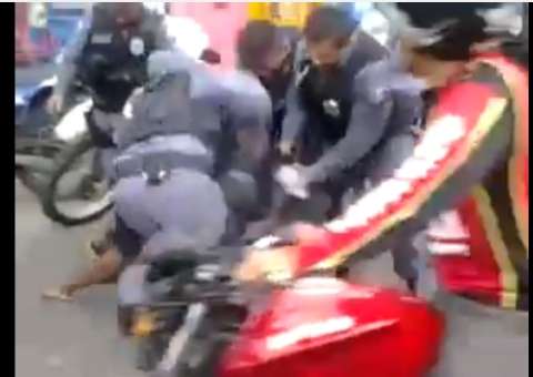 Policiais usam de força bruta para imobilizar agressor de passantes