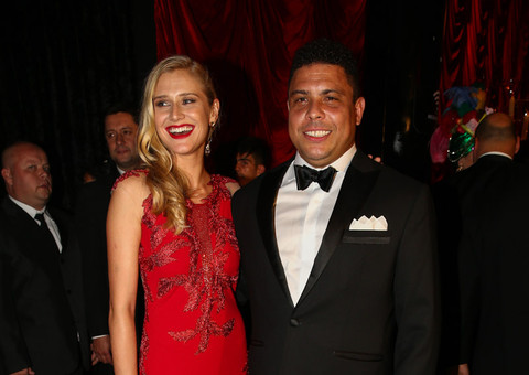 Rápido, Ronaldo Fenômeno aparece com nova namorada em baile de gala