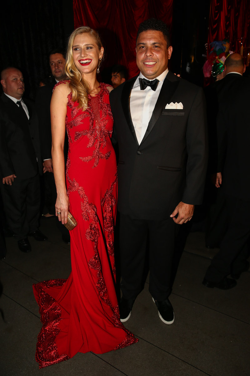 Rápido, Ronaldo Fenômeno aparece com nova namorada em baile de gala