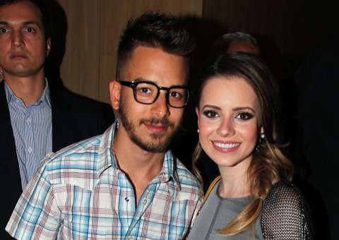 Sandy mostra barriguinha de gravidez e Júnior leva noiva ao cinema