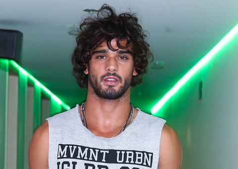  Namorado de Bruna Marquezine rouba a cena em evento paulista