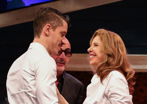  Após 'polêmica', filho de Marília Gabriela prestigia mãe no teatro