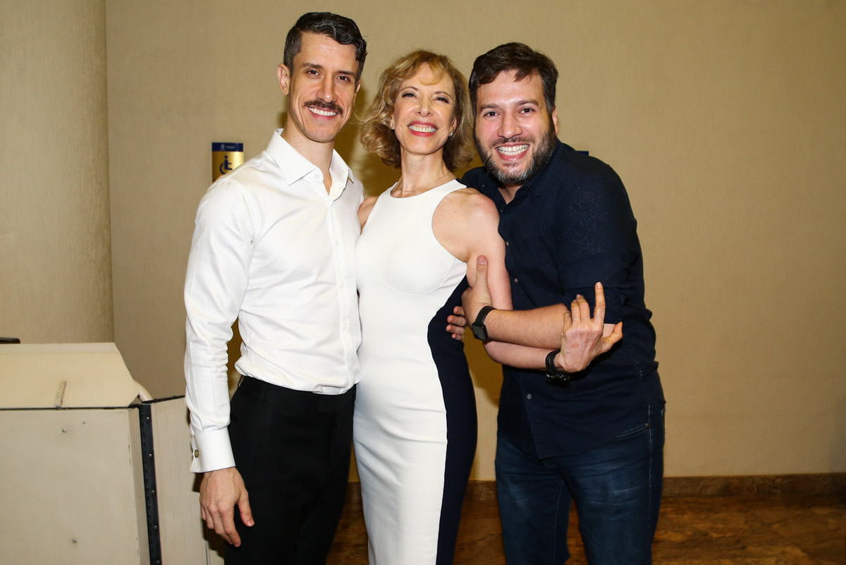  Após 'polêmica', filho de Marília Gabriela prestigia mãe no teatro