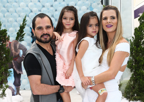 Luciano Camargo comemora aniversário das gêmeas com festão