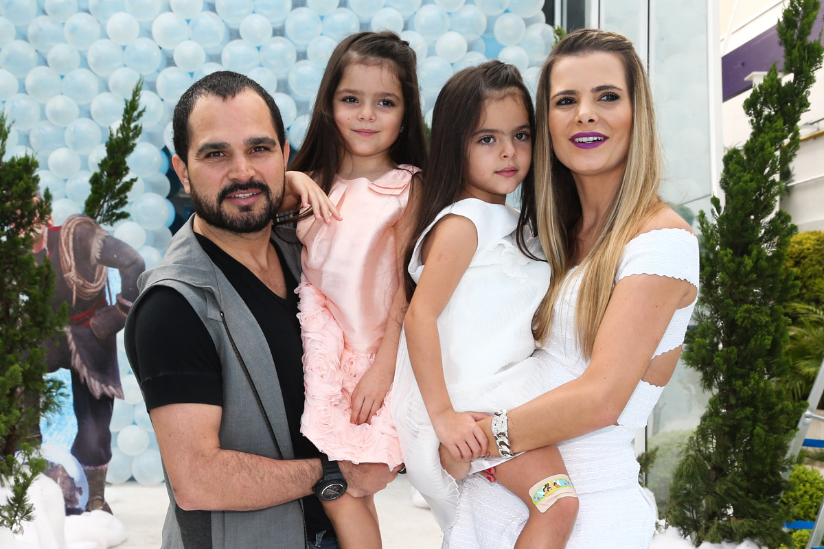 Luciano Camargo comemora aniversário das gêmeas com festão