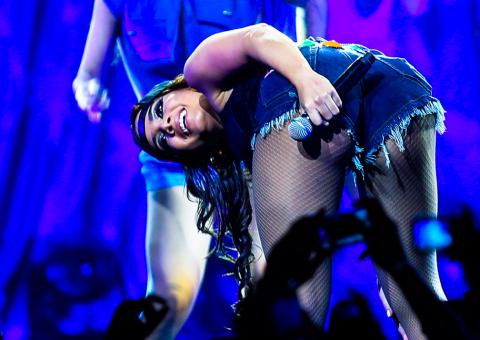  Anitta capricha no rebolado durante gravação de DVD