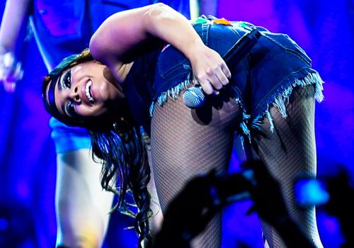  Anitta capricha no rebolado durante gravação de DVD