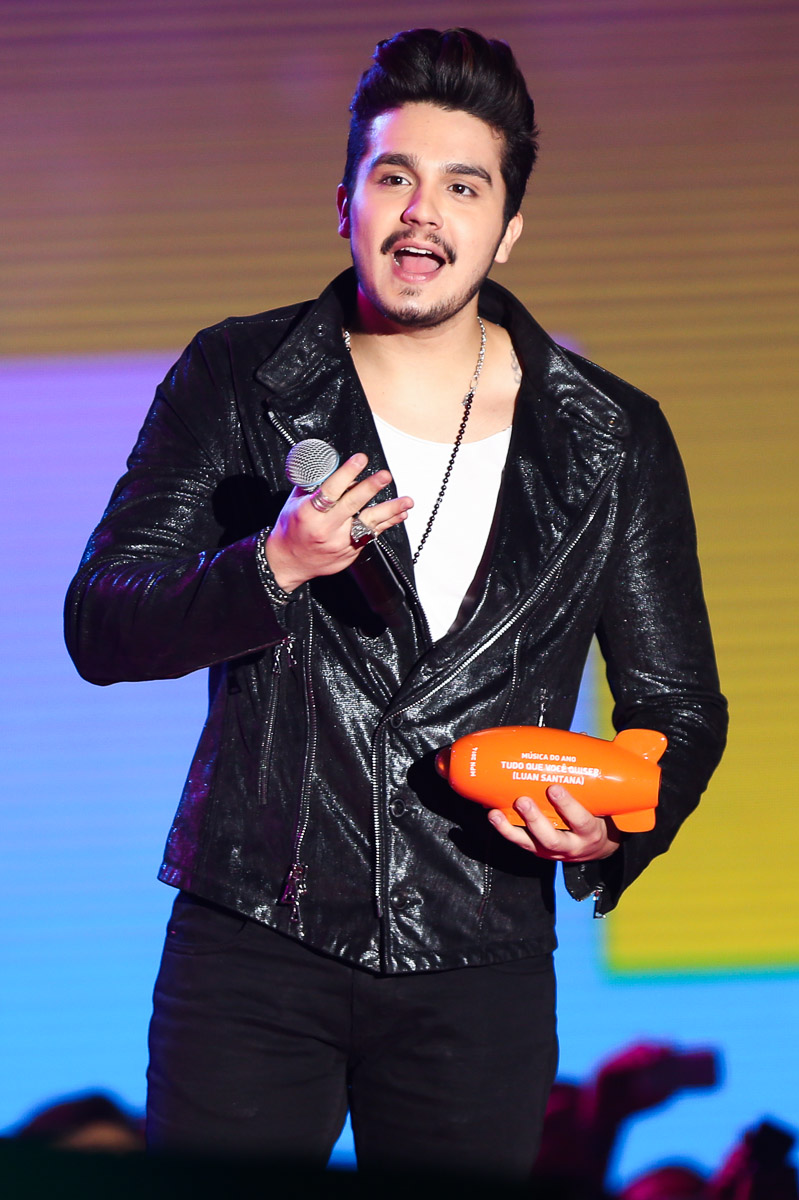Luan Santana diz que não beijou fã em show