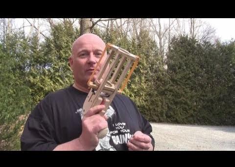 Alemão quer ganhar R$ 200 mil com máquina de colocar camisinha. Veja vídeo