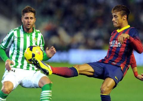 Messi se machuca, Neymar marca e Barça vence o Betis por 4-1