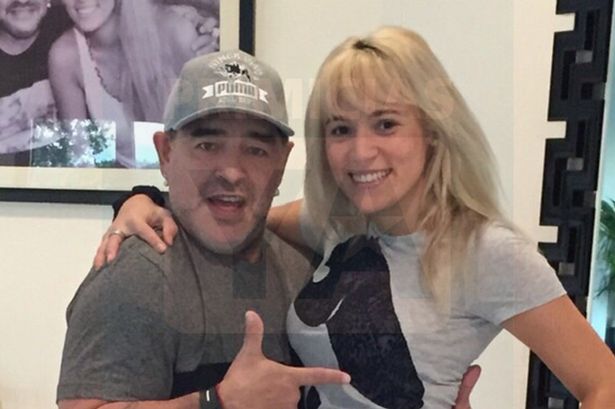   Maradona faz plástica para rejuvenescer rosto e mostra resultado