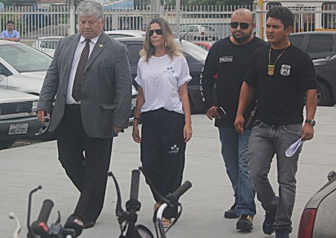 Socialite chega à delegacia para ser ouvida