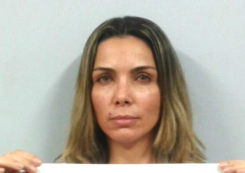 Marcelaine posa com placa da DEHS durante depoimento