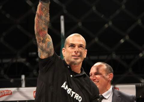 Ex-BBB Marcelo Dourado vira árbitro de MMA