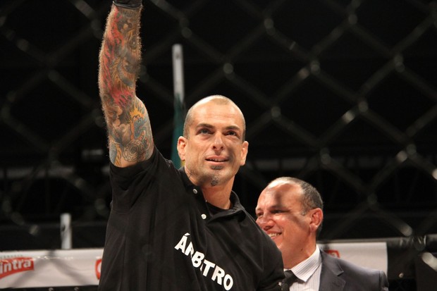 Ex-BBB Marcelo Dourado vira árbitro de MMA