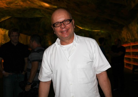 Marcelo Tas apalpa assistente de palco no "Tudo por Audiência"