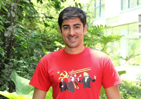 Sem aliança, Marcelo Adnet dá a entender que está separado de Calabresa