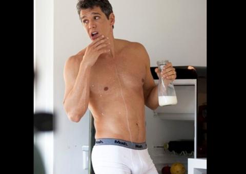  Sarado, Márcio Garcia faz charme em campanha de cueca