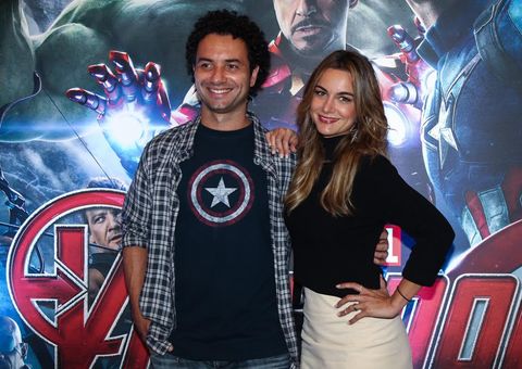 De zíper aberto, Marco Luque, do 'CQC', vai ao cinema com a mulher