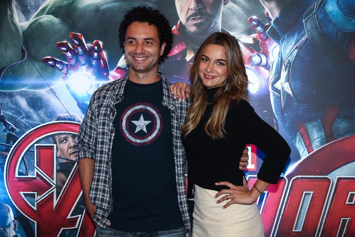 De zíper aberto, Marco Luque, do 'CQC', vai ao cinema com a mulher