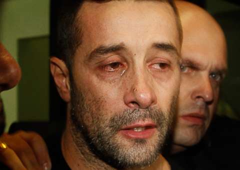  Chorando, Marcos Oliver deixa prisão após não pagar pensão alimentícia