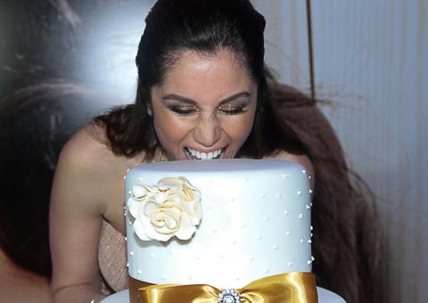 Após retirada de câncer, ex-BBB Maria Melilo comemora 30 anos com festança