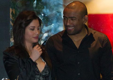  Ex-BBB Maria janta com noivo, o lutador de UFC Serginho Moraes, em SP