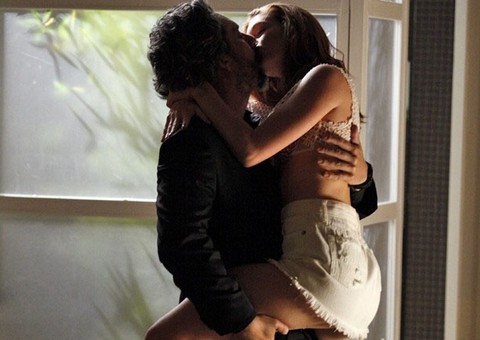 ‘Império’: Isis desmaia ao ver Comendador e depois os dois transam