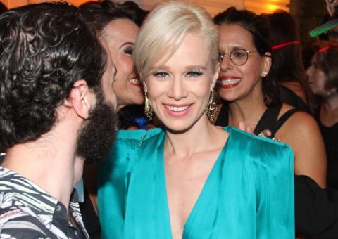  Mariana Ximenes brilha na festa de lançamento da Vogue