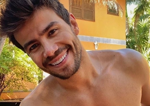 Vídeo: Mariano quase mostra demais durante banho em A Fazenda