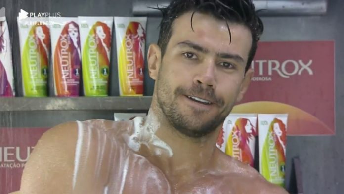 Vídeo: Mariano quase mostra demais durante banho em A Fazenda