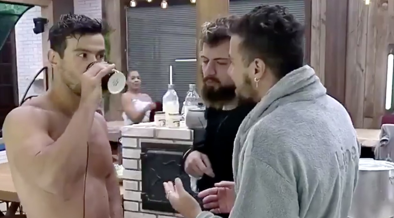 A Fazenda: Mariano e Lipe tomam álcool em gel após bebida acabar