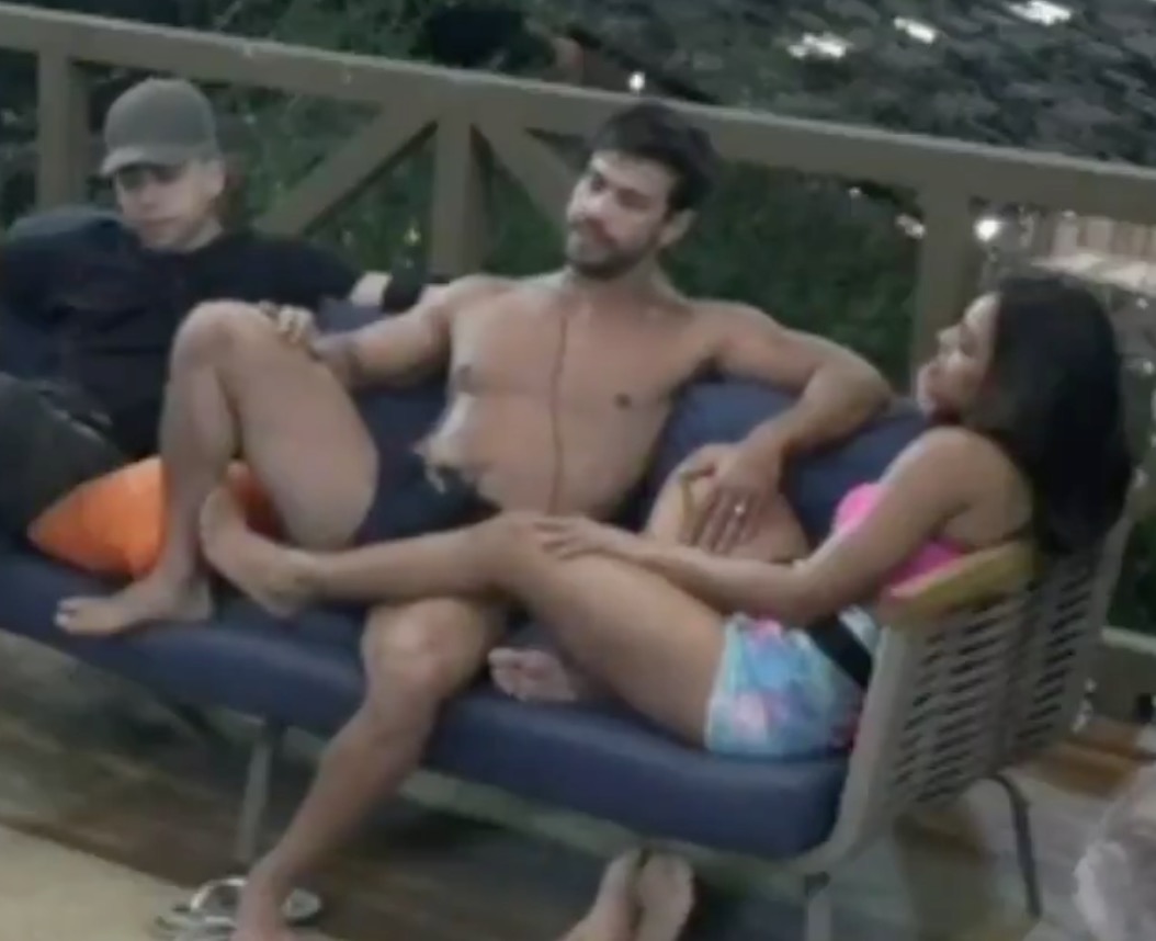 Mariano 'roça' pênis em perna de Tays durante troca de carícias; veja