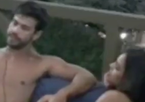 Mariano 'roça' pênis em perna de Tays durante troca de carícias; veja