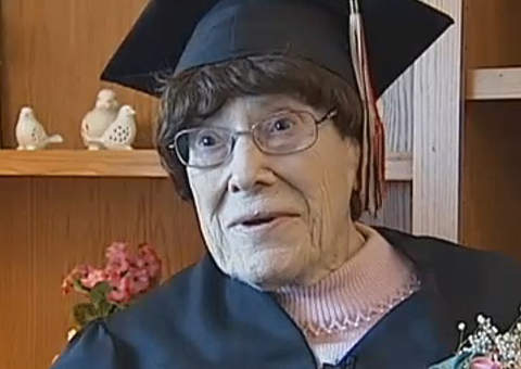 Idosa de 103 anos consegue finalmente concluir o ensino médio