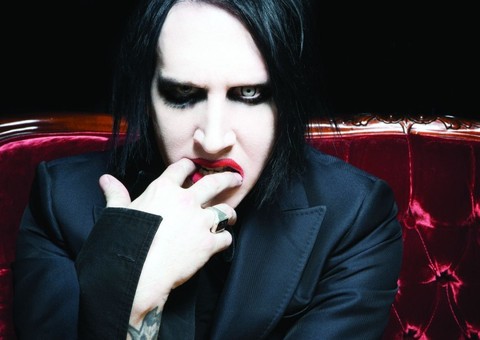 Marilyn Manson faz amor cinco vezes por dia e sem tirar a cueca