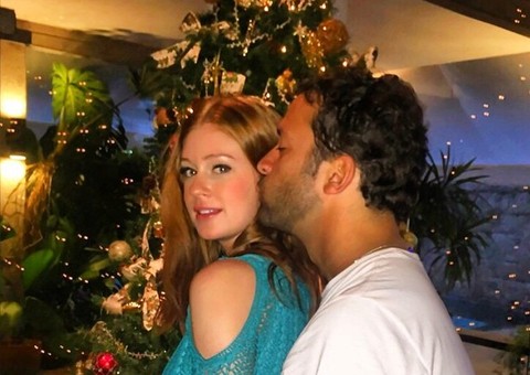Marina Ruy Barbosa posa ganhando beijo do namorado e fãs criticam relacionamento