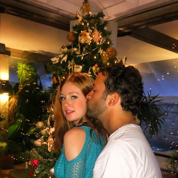 Marina Ruy Barbosa posa ganhando beijo do namorado e fãs criticam relacionamento
